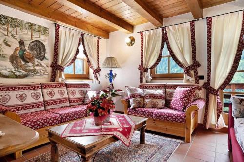 Ruang duduk di Chalet Berghof L'Aret in Val di Rabbi