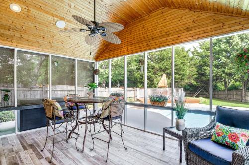 Home Sweet Home with Private Pool and Patio!にあるバルコニーまたはテラス