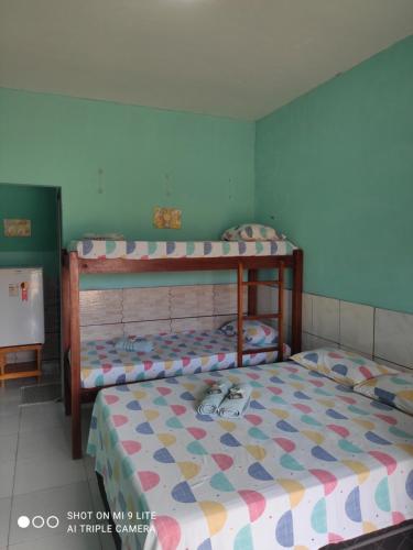 1 dormitorio con 2 literas en Pousada Galinhos, en Galinhos