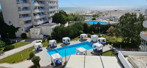 - une vue aérienne sur la piscine d'un complexe dans l'établissement Hotel Ambasador Mamaia, à Mamaia