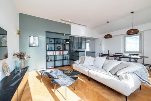 un salon avec un canapé blanc et une table dans l'établissement FEEL HOME - VISTA Di PORTU, à Nice