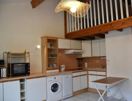 Il comprend une cuisine équipée d'un lave-linge et d'un sèche-linge. dans l'établissement La cigogne, à La Tremblade