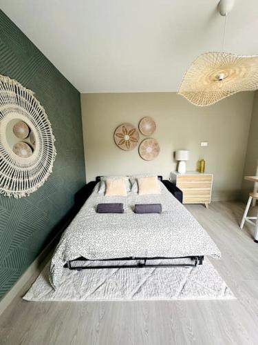 une chambre avec un lit et un mur végétal dans l'établissement Les Halles - Hypercentre, à Dijon