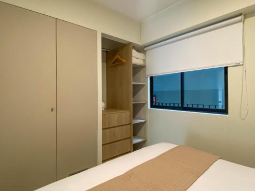 a bedroom with a bed and a window at Pod by Wynwood House in Lima