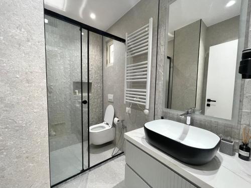 Luxurious Cozy seaview apartment في دوريس: حمام مع حوض ومرحاض
