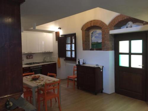 cocina con mesa y sillas y comedor en Villa Marta, en Contignano