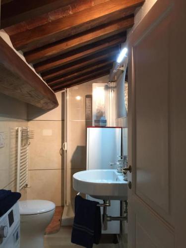 a bathroom with a white sink and a toilet at Villa Marta in Contignano