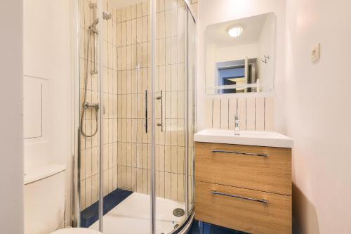 une salle de bain avec douche et lavabo dans l'établissement Les Appartements aux Restanques du Golfe de St Tropez - maeva Home - Appartement 2 pièces coin cabine 7 personnes - Sélection - vue Mer MAE-3148, à Grimaud