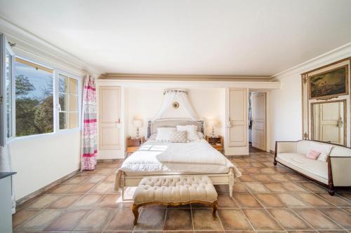 une chambre avec un lit et un canapé dans l'établissement Villa Ganesh, à Le Rouret