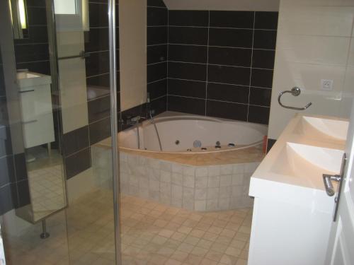 une salle de bain avec une baignoire et un lavabo dans l'établissement Villa Aureliana, à Saint-Raphaël