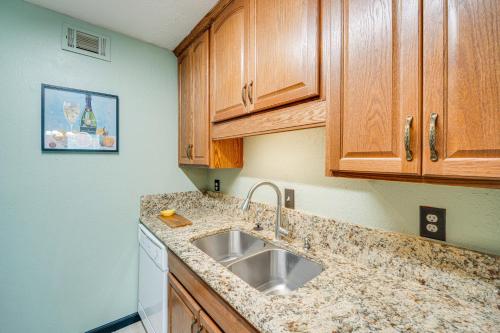 Η κουζίνα ή μικρή κουζίνα στο 3 Mi to Dtwn Dallas Condo with Walkable Location!