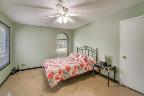 Ένα ή περισσότερα κρεβάτια σε δωμάτιο στο 3 Mi to Dtwn Dallas Condo with Walkable Location!