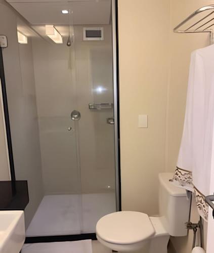 a bathroom with a shower and a toilet at Studio pé na areia, vista, internet e ar in Macaé