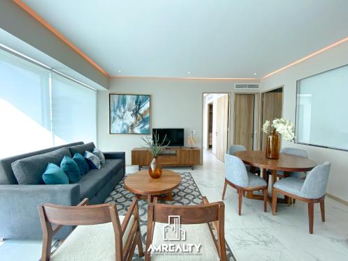 a living room with a couch and a table at Elegante departamento en Nuevo Vallarta in Bucerías