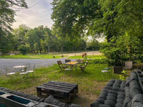 une table de pique-nique et des chaises au bord d'une route dans l'établissement Domaine des Églantiers, à Cardet
