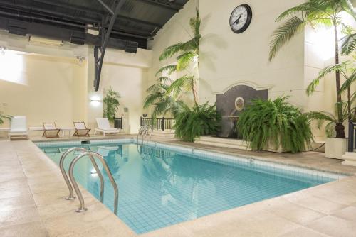 A piscina localizada em Loi Suites Recoleta Hotel ou nos arredores