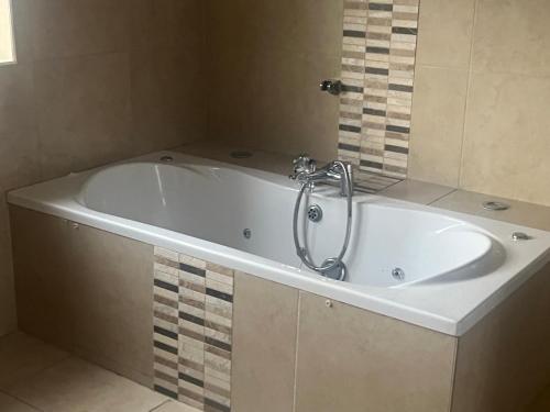 La salle de bains est pourvue d'une baignoire et d'une douche. dans l'établissement Ocean Dream, à Swansea Bay