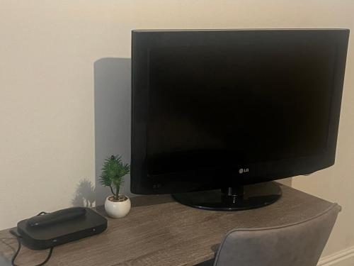 un écran d'ordinateur posé sur un bureau dans l'établissement Ocean Dream, à Swansea Bay