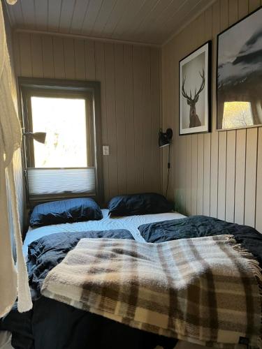 a bedroom with two beds and a window at Cozy cabin with a view in Kvamseter