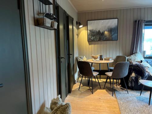 a small dining room with a table and chairs at Cozy cabin with a view in Kvamseter