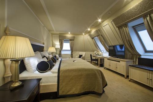 Televiisor ja/või meelelahutuskeskus majutusasutuses LOFT Hotel Bratislava