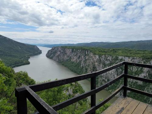 Blick auf einen Fluss von einer Aussichtsplattform in der Unterkunft Vikendica Dunav i SAVA in Donji Milanovac