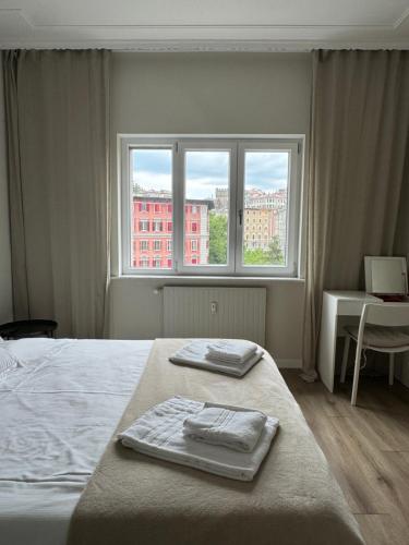 een slaapkamer met een bed met twee handdoeken erop bij Maison Floran appartamento in centro a Trieste in Trieste