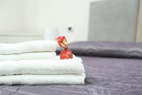 a stack of white towels on a bed at Casa Davide in Torre Annunziata