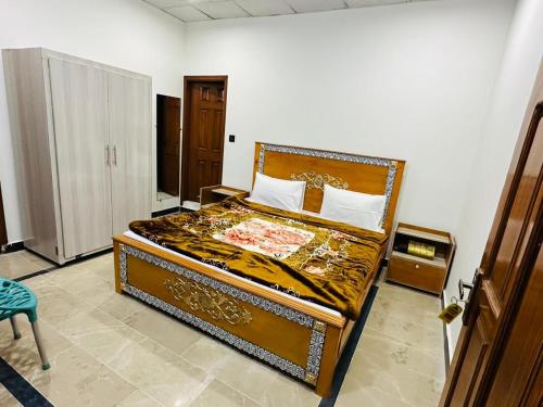 1 dormitorio con 1 cama grande con orfebres en Green view Guest House en Murree