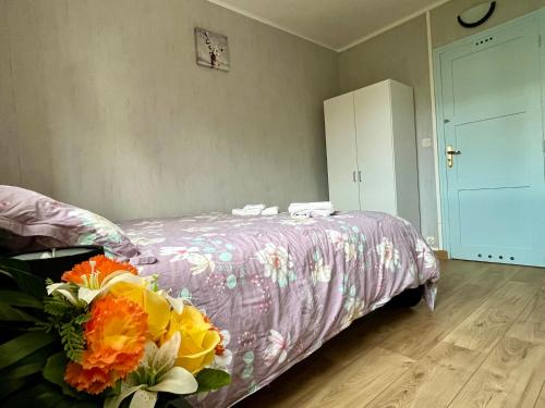 - une chambre avec un lit fleuri dans l'établissement Appartement familial à Paris, à Villejuif