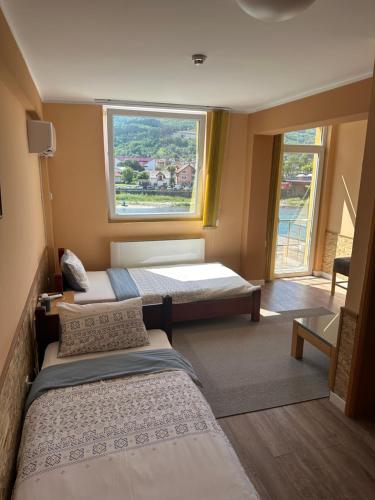 Llit o llits en una habitació de BEHAR Hotel & SPA