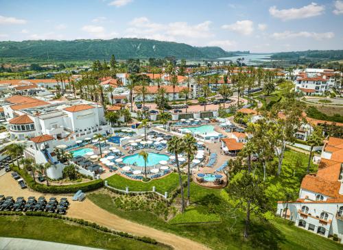 Omni La Costa Resort & Spa Carlsbad في كارلسباد: اطلالة جوية على منتجع مع مسبح