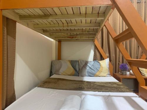 Ένα ή περισσότερα κρεβάτια σε δωμάτιο στο Llaguno City Inn