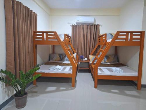 Двухъярусная кровать или двухъярусные кровати в номере Llaguno City Inn
