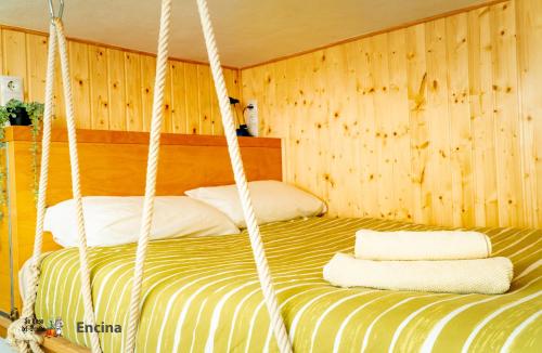 La Casa del Druida II tesisinde bir odada yatak veya yataklar