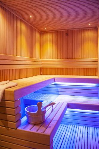 an empty sauna with a tub in the middle at Apartman Natalija Spa Zlatibor in Zlatibor