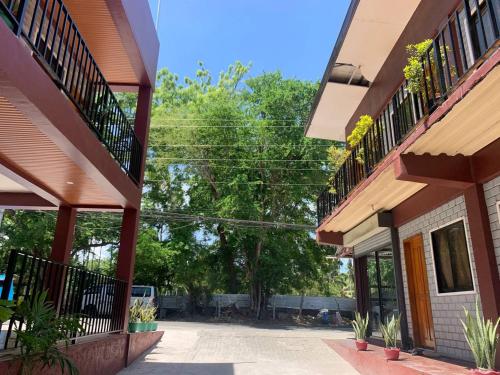 聖托斯將軍城的住宿－Llaguno City Inn，享有两栋建筑之间的庭院景致