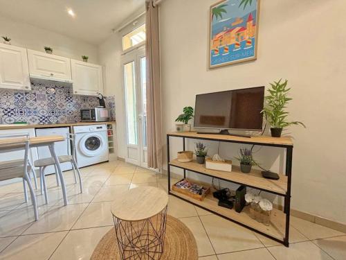 un salon avec une télévision et une cuisine dans l'établissement Studio Cosy Centre ville - Terrasse & Clim, à Cagnes-sur-Mer