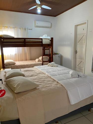 a bedroom with two bunk beds in it at Pousada Las Palmas in Guarujá