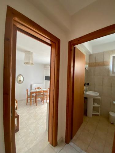 a room with a kitchen and a dining room at Apartments Thomoglou in Keramoti