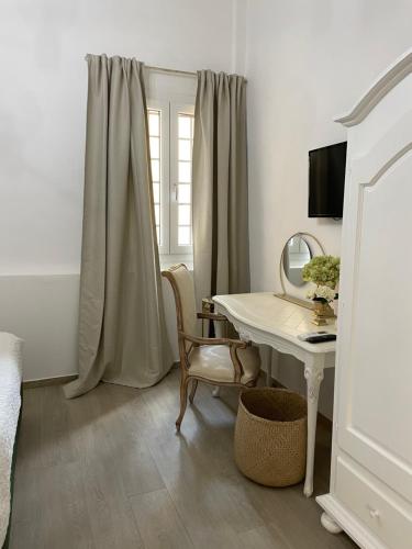 Dieses weiße Zimmer verfügt über einen Schreibtisch und einen Spiegel. in der Unterkunft Apartment Florence in Florenz