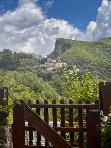 CoccigliaにあるVal di Lima Houseの山の見える木製の柵