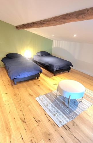 - 2 lits et une table dans une chambre dans l'établissement ! New Prestige Loft climatisé terrasse jacuzzi !, à Pont-à-Mousson