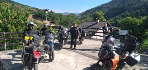 um grupo de pessoas em motocicletas em uma estrada em Apartman na Drini em Foca