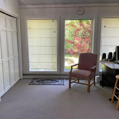 Χώρος καθιστικού στο Home in the woods - Big, Acreage, Nature Oasis, King Bed, Giant Windows
