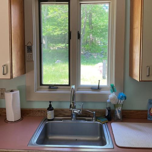 Φωτογραφία από το άλμπουμ του Home in the woods - Big, Acreage, Nature Oasis, King Bed, Giant Windows σε Monson