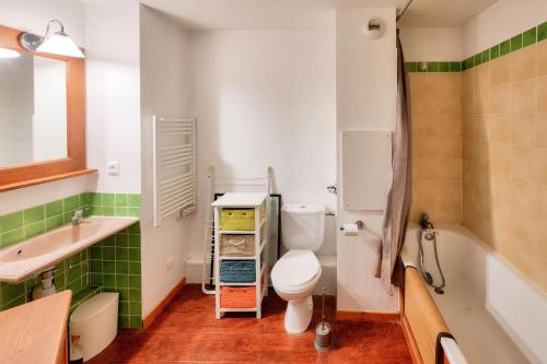 une salle de bain avec toilettes, lavabo et baignoire dans l'établissement Résidence L'Alpaga - maeva Home - Studio 4 personnes - Confort MAE-2105, à La Salle Les Alpes