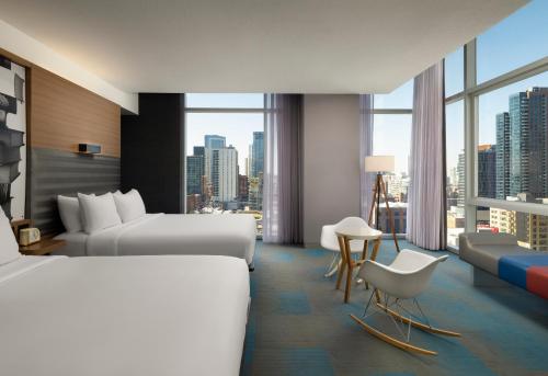 En eller flere senge i et værelse på Aloft Chicago Downtown River North