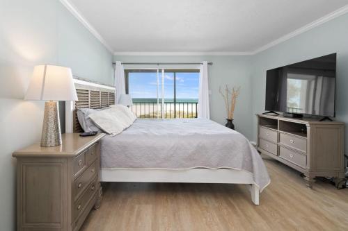 - une chambre avec un lit, une télévision et une fenêtre dans l'établissement Siesta Beach Retreat Poolside Paradise 2BR Condo, à Siesta Key