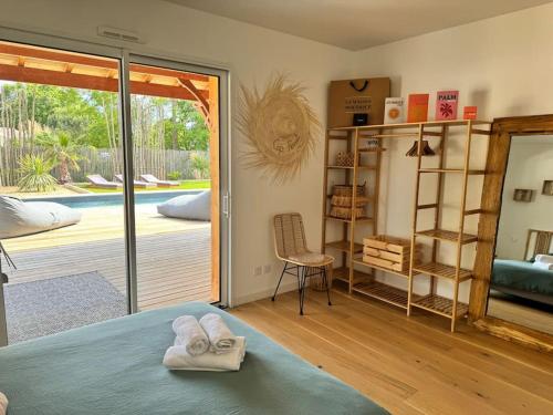 une chambre avec un lit avec deux serviettes dessus dans l'établissement Magnifique Villa Lege Cap Ferret avec piscine, à Lège-Cap-Ferret